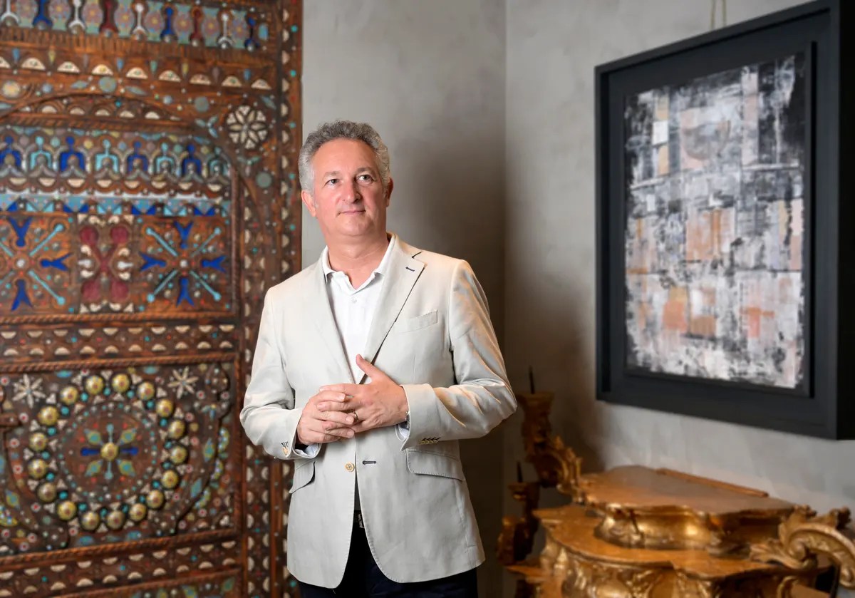 A sa gauche, une toile de Luigi Pericle. «Il vivait en reclus mais je devais parfois aller lui parler, par exemple pour organiser mes discos.»